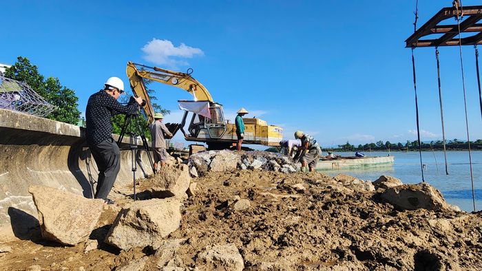 Không chỉ nạo vét lòng sông, các nhà thầu còn triển khai nhiều mũi thi công gia cố bờ tại những vị trí cần bảo vệ. Tại khu vực thôn Hạ Thanh, xã Thạch Lạc, công nhân tập trung xếp đá vào các rọ thép kích thước khoảng 3 x 2 x 0,5m. Sau khi hoàn thiện, rọ đá được cẩu lên sà lan, đưa đến vị trí thiết kế để lắp đặt.