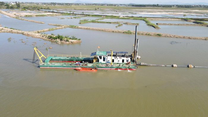 Để phục vụ dự án, nhà thầu huy động 3 tàu hút bùn được điều động từ miền Nam. Trên bờ, các máy xúc tiếp tục đào, mở rộng lòng dẫn, xử lý những vị trí cần chỉnh trang. Theo kế hoạch, các hạng mục thuộc gói thi công nạo vét, cải tạo các trục tiêu đang được đẩy nhanh để phấn đấu hoàn thành vào cuối tháng 11/2026.