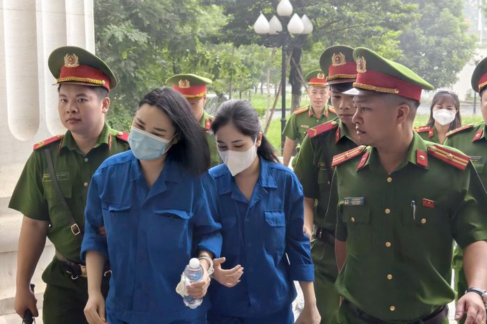 Điểm cầu thứ hai tại hội trường của TAND Hà Nội dành cho các bị hại, người có quyền lợi nghĩa vụ liên quan... tham gia phiên tòa. Điểm cầu còn lại tại hội trường Trại tạm giam số 1 (Công an Hà Nội) gồm các bị cáo còn lại.