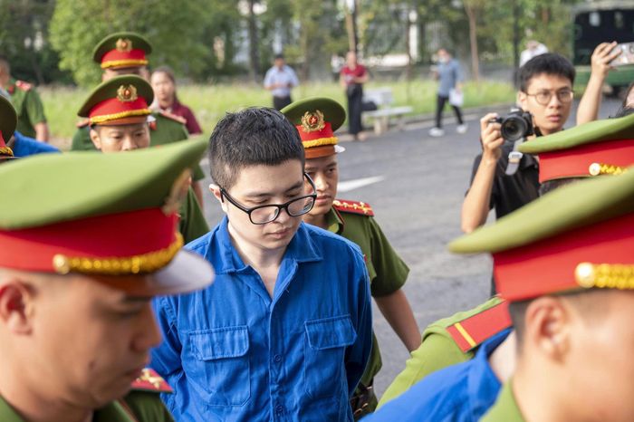 Phiên tòa dự kiến diễn ra trong 15 ngày, do Thẩm phán Trần Nam Hà làm chủ tọa. Có hơn 200 luật sư cùng hàng trăm người liên quan, nhân chứng tham gia phiên tòa. Trong ảnh: bị cáo Phó Đức Nam (Mr Pips).