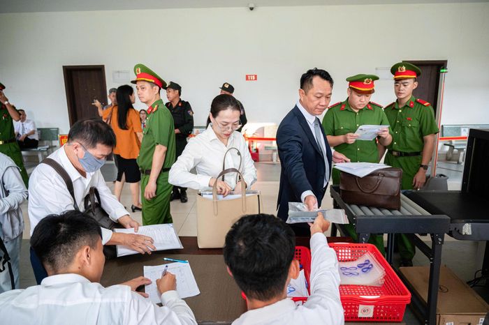 Cơ quan chức năng làm rõ, Phó Đức Nam và đồng bọn đã thực hiện 920 vụ lừa đảo chiếm đoạt tài sản có tổng trị giá hơn 1.568 tỷ đồng. Để hợp thức hóa dòng tiền, trùm đường dây lừa đảo Phó Đức Nam đã rửa tiền bằng cách mua 32 bất động sản, sử dụng 141 tỷ đồng mua vàng, đổi sang ngoại tệ hơn 1,7 triệu USD và khoảng trên một triệu đô la Singapore.