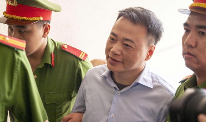 Đối với Nguyễn Hòa Bình, cơ quan tố tụng cho rằng trong quá trình phạm tội, Phó Đức Nam thống nhất với đồng phạm mở tài khoản ví điện tử tại các đơn vị trung gian thanh toán, trong đó có Công ty Cổ phần Ngân lượng do Shark Bình làm Chủ tịch HĐQT. Qua đó, gắn với các sàn giao dịch để nhận tiền đầu tư của các nhà đầu tư.