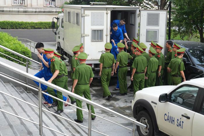 Điểm cầu trung tâm tại phòng xét xử trong trụ sở TAND TP Hà Nội gồm Hội đồng xét xử, đại diện VKSND, luật sư, hơn 50 bị cáo và luật sư tham gia tố tụng...