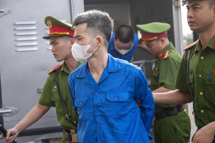 Theo cáo buộc, năm 2018, Phó Đức Nam quen Isik Uran (SN 1984, ở Thổ Nhĩ Kỳ) rồi bàn bạc, thống nhất để cho Uran tạo lập, quản lý, điều hành các trang web kết nối với ứng dụng MT4, MT5 để giao dịch ngoại hối, chứng khoán quốc tế. Những trang web này có tên tiếng Anh giống với tên các sàn giao dịch chứng khoán quốc tế. Sau đó, Uran chuyển thông tin để Nam chỉ đạo nhân viên dụ dỗ khách hàng mở tài khoản, nạp tiền đầu tư chứng khoán.