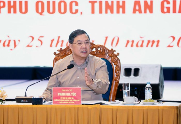 Phó Thủ tướng Thường trực Chính phủ Phạm Gia Túc, Chủ tịch Ủy ban Quốc gia APEC 2027 nhấn mạnh, việc lựa chọn Phú Quốc đăng cai APEC có ý nghĩa chính trị quan trọng, đồng thời là cơ hội quảng bá du lịch đảo ngọc đến bạn bè quốc tế. Vì vậy, các dự án phải bảo đảm tiến độ, không lùi thời hạn, giữ mốc hoàn thành ngày 30/6/2027 để có đủ thời gian nghiệm thu, chạy thử và diễn tập tổng thể. Đồng thời, cần đẩy mạnh công tác truyền thông sâu rộng về sự kiện APEC 2027.