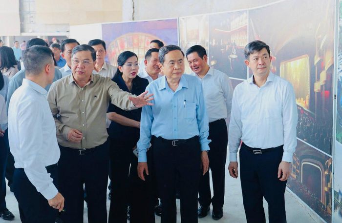 Tại mỗi điểm đến, lãnh đạo Đảng, Nhà nước nghe lãnh đạo UBND tỉnh An Giang và đại diện Tập đoàn Sun Group báo cáo tiến độ triển khai, giới thiệu các công trình.