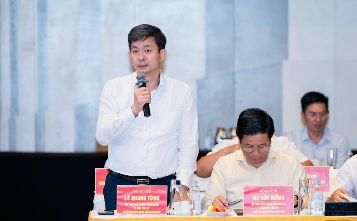 Bí thư Tỉnh ủy An Giang Lê Quang Tùng báo cáo Đoàn công tác về tiến độ triển khai các dự án phục vụ APEC, đồng thời cam kết hoàn thành toàn bộ các dự án trước ngày 30/6/2027.
