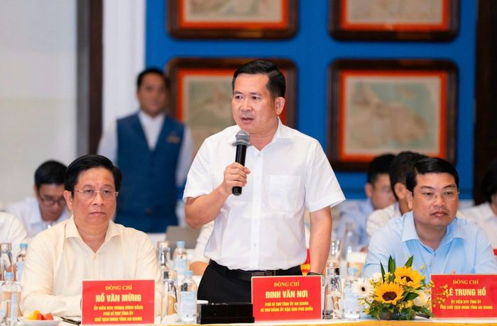 Ông Đinh Văn Nơi, Phó bí thư Tỉnh ủy An Giang, Bí thư đặc khu Phú Quốc cho biết, địa phương đang tập trung tháo gỡ khó khăn, đẩy nhanh giải phóng mặt bằng, tạo điều kiện để các nhà thầu triển khai thi công các công trình phục vụ Hội nghị cấp cao APEC 2027. Công tác bồi thường, hỗ trợ và giải phóng mặt bằng được thực hiện đúng quy định, bảo đảm quyền lợi của người dân, đồng thời đáp ứng tiến độ các dự án.