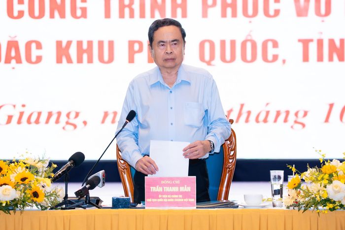 Chủ tịch Quốc hội Trần Thanh Mẫn biểu dương lực lượng trực tiếp thi công, đồng thời ghi nhận sự mạnh dạn của nhà đầu tư trong phát triển hạ tầng và ngành công nghiệp không khói. Ông nhấn mạnh, đây không chỉ là việc chuẩn bị cho một hội nghị diễn ra trong vài ngày, mà còn là cơ hội tạo dựng nền tảng hạ tầng, dịch vụ và quản trị đô thị hiện đại, mang lại giá trị lâu dài cho đặc khu Phú Quốc, tỉnh An Giang và Việt Nam.