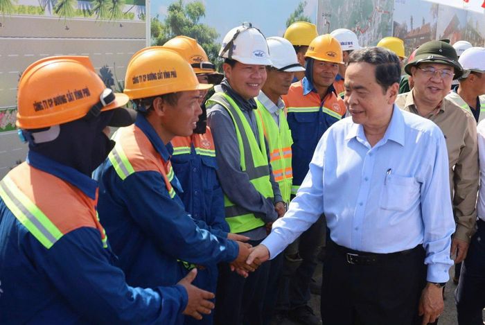 Tại mỗi điểm đến, Chủ tịch Quốc hội Trần Thanh Mẫn đã thăm hỏi, động viên công nhân, kỹ sư và người lao động đang thi công.