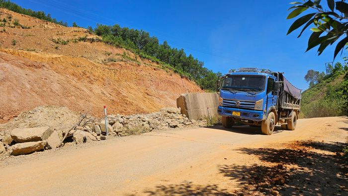 Theo Sở Xây dựng TP Huế, trước nguy cơ mất an toàn giao thông hiện hữu, UBND TP Huế đã ban hành Quyết định khắc phục hậu quả thiên tai, bảo đảm an toàn giao thông trên các tuyến quốc lộ 49, quốc lộ 49B và các đường tỉnh, đường thủy nội địa do Sở Xây dựng quản lý và bảo trì.