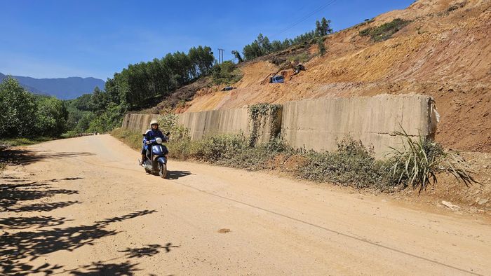 Lãnh đạo Sở Xây dựng TP Huế thông tin, kế hoạch ban đầu, công tác thi công xử lý điểm sạt trượt tại Km 34+600 - Km 34+890 dự định bắt đầu từ tháng 3/2026. Thế nhưng, công tác đền bù, giải phóng mặt bằng kéo dài đến cuối tháng 7 và gần cuối tháng 9/2026, hộ dân cuối cùng chấp thuận bàn giao, đơn vị thi công mới có được 100% mặt bằng sạch để triển khai đồng bộ.