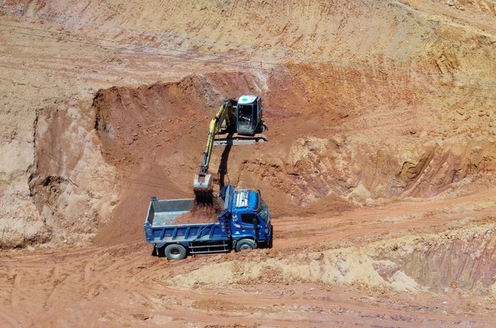 Qua đó, Sở Xây dựng yêu cầu nhà thầu huy động tối đa máy móc, thiết bị, bổ sung nhân lực và tổ chức tăng ca liên tục nhằm bù đắp khoảng thời gian bị chậm trễ do mặt bằng và thời tiết.
