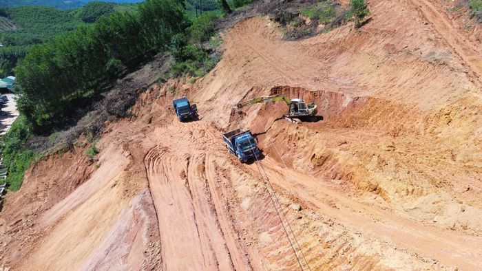Trên công trường rộn rã tiếng động cơ, nhiều máy xúc, máy đào hoạt động hết công suất để bóc tách từng lớp đất đá đưa lên xe tải vận chuyển khỏi vùng nguy cơ. Tính đến hiện tại, các đơn vị đã đào và xử lý được khoảng 25.000m³ đất đá, đạt 23% tổng khối lượng. Đồng thời, công tác đúc các cấu kiện cống hộp đúc sẵn kích thước 1,5x1,5m phục vụ thoát nước cũng đã hoàn thành 100%.