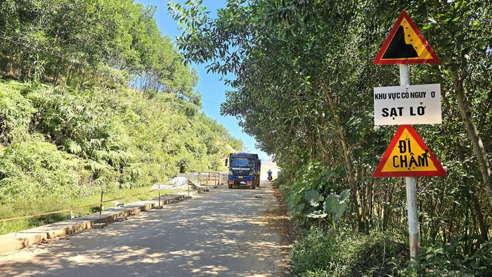 Ngay sau đó, lực lượng chức năng đã nỗ lực dọn dẹp đất đá, cắm biển cảnh báo để người dân có thể di chuyển tạm thời, nhưng mối nguy hiểm từ cung trượt khổng lồ phía trên sườn núi vẫn treo lơ lửng.