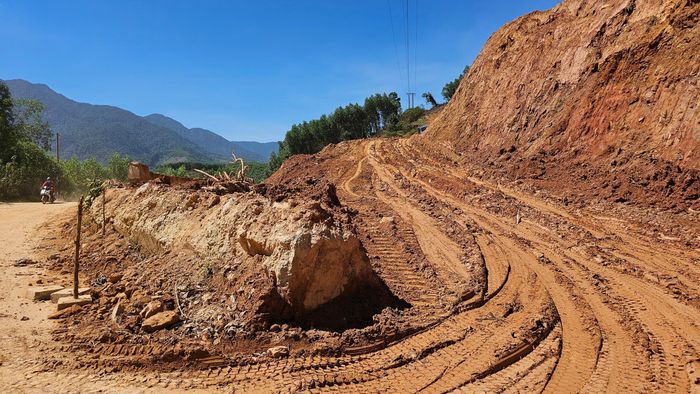 Nhiều vết nứt kéo dài bắt đầu xuất hiện từ cuối năm 2025, sau những trận mưa lũ dồn dập do ảnh hưởng của bão số 12 và bão số 13. Hàng ngàn mét khối đất đá trút xuống đã xé rách hệ thống kè bảo vệ ta luy dương, làm mặt đường bị nứt vỡ, sụt lún nghiêm trọng và có thời điểm đã chia cắt hoàn toàn, gây cô lập xã miền núi Long Quảng.
