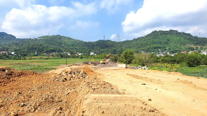 Dự án đường nối từ đường QH8 với đường An Dương Vương, thành phố Hòa Bình (cũ) còn 200m chưa bàn giao mặt bằng cho đơn vị thi công.
