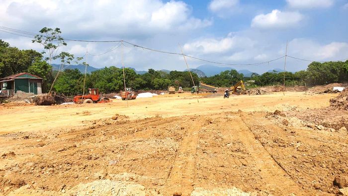 Nguồn cung cấp đất đắp, cát, cấp phối đá dăm bị hạn chế; cùng với giá nhiên liệu, vật liệu và chi phí vận chuyển tăng cao đã làm ảnh hưởng đến tiến độ dự án đường nối từ đường Trần Hưng Đạo đến phường Dân Chủ, kết nối với quốc lộ 6.