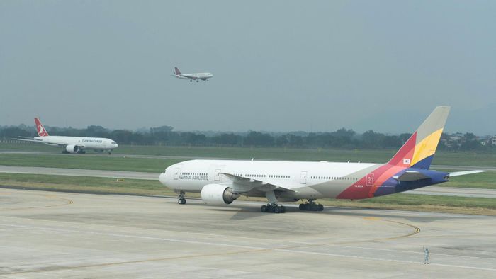 Hoạt động khai thác tàu bay tại Nội Bài diễn ra nhộn nhịp, phục vụ nhu cầu đi lại của hành khách.