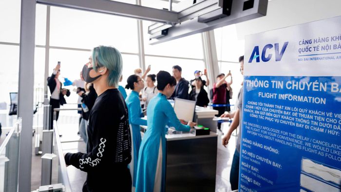 Các thành viên nhóm nhạc BigBang rời Hà Nội trên chuyến bay KE442, khởi hành lúc 12h20 ngày 26/10, từ sân bay Nội Bài đi Incheon (Hàn Quốc).