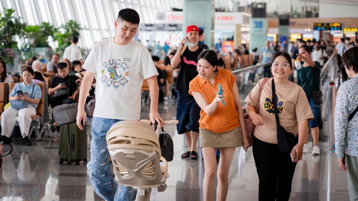 Hành khách làm thủ tục và di chuyển tại nhà ga sân bay Nội Bài, góp phần tạo nên không khí nhộn nhịp tại cảng hàng không.