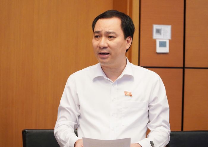 Đại biểu Vũ Văn Tiến (Đoàn Hải Phòng) phát biểu