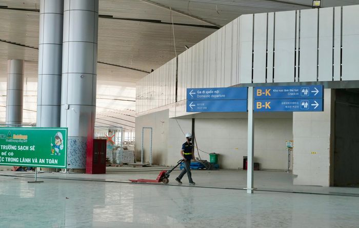 Nhiều biển báo trong nhà ga đã được lắp đặt.