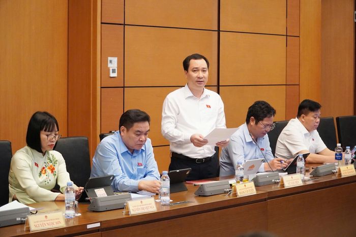 Đại biểu Vũ Văn Tiến (Đoàn Hải Phòng) phát biểu.