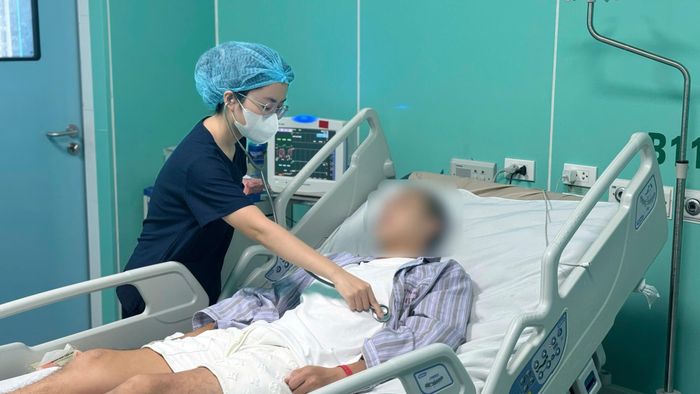 Bệnh nhân dần phục hồi sau khi được các bác sĩ điều trị tích cực. 