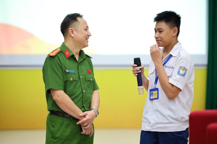 Học sinh Trường THCS-THPT Trần Quốc Tuấn tham gia chương trình tuyên truyền pháp luật về sử dụng Internet, mạng xã hội an toàn (Ảnh nhà trường).