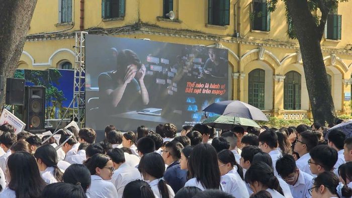 Học sinh Trường THPT Chuyên Chu Văn An tham gia tuyên truyền pháp luật về an ninh mạng.
