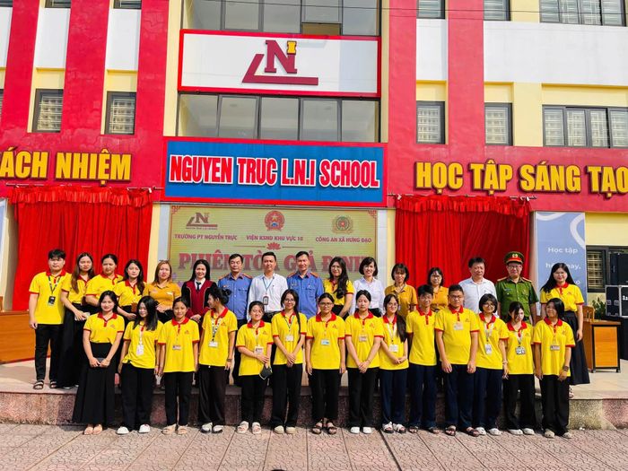 Học sinh Trường Tiểu học, THCS và THPT Nguyễn Trực L.N.I tham gia phiên tòa giả định tuyên truyền pháp luật về phòng, chống ma túy học đường.