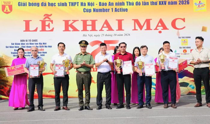Thiếu tướng Nguyễn Ngọc Quyền, Phó bí thư Đảng ủy, Phó giám đốc Công an thành phố Hà Nội cùng các đại biểu tặng lưu niệm 5 trường có thành tích tốt nhất trong lịch sử Giải bóng đá học sinh THPT Hà Nội - An ninh Thủ đô.