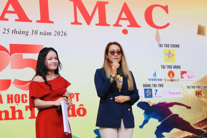 Chị Vũ Phương Thanh - vận động viên siêu sức bền, đại diện Tập đoàn Tân Hiệp Phát chia sẻ, truyền cảm hứng tới các cầu thủ học sinh.