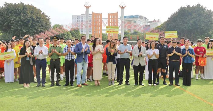 Lãnh đạo các cơ quan Trung ương, ban ngành thành phố Hà Nội cùng đại biểu tặng cờ lưu niệm cho 130 đội bóng.