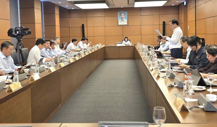 Quang cảnh phiên thảo luận tại Tổ 2 (Đoàn TP.HCM).
