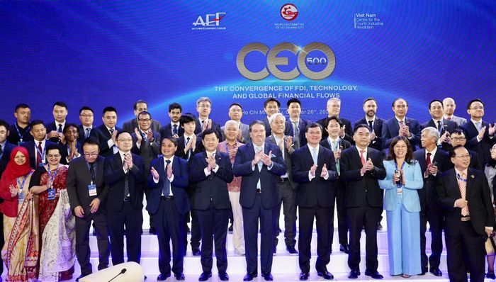 Các đại biểu chụp hình lưu niệm tại chương trình đối thoại CEO 500.