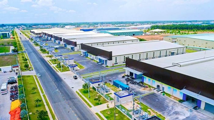 Chỉ số sản xuất công nghiệp quý III/2026 ước tăng 56,13% so với cùng kỳ năm 2025; lũy kế 9 tháng đầu năm ước tăng 40,15%. Nhiều sản phẩm công nghiệp chủ lực duy trì mức tăng khá. Các sản phẩm mới gồm ô tô điện ước đạt 62.442 chiếc và xe máy điện ước đạt 169.200 chiếc. (Ảnh do BQLKKT cung cấp).