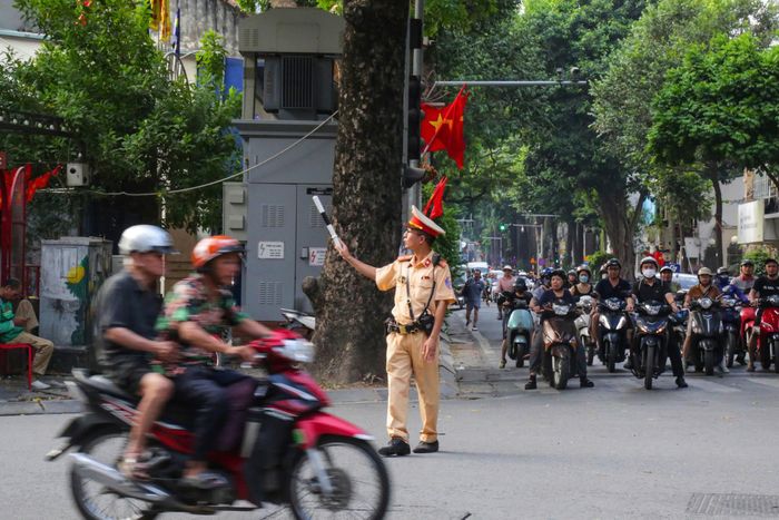 CSGT sẽ tăng cường xử lý xe dừng đỗ trái phép trước cổng trường.