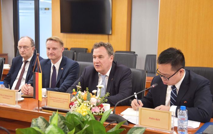Ông Christian Freiherr von Stetten và đoàn công tác Liên bang Đức trao đổi tại buổi làm việc.