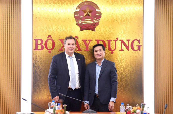 Thứ trưởng Nguyễn Tường Văn và ông Christian Freiherr von Stetten chụp ảnh lưu niệm sau buổi làm việc.