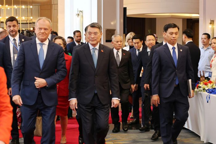 Thủ tướng Lê Minh Hưng và Thủ tướng Ba Lan Donald Tusk đến dự Hội nghị bàn tròn doanh nghiệp Việt Nam - Ba Lan. (Ảnh: MOIT).