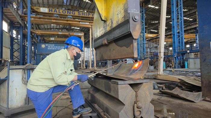 Một trong những giải pháp được triển khai là sử dụng máy cắt CNC laser trong gia công tôn, ống thay cho các phương pháp cắt truyền thống như plasma hoặc cắt hơi tại những công đoạn phù hợp. Cùng với đó, Công ty đẩy mạnh ứng dụng công nghệ hàn.
