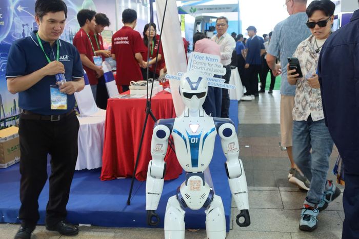 Tại đây, khách tham quan có thể trực tiếp tương tác với robot bằng giọng nói, chơi cờ và trải nghiệm cà phê do robot pha chế. Các hoạt động trình diễn giúp người xem hình dung rõ hơn khả năng ứng dụng công nghệ robot trong đời sống, sản xuất và dịch vụ.