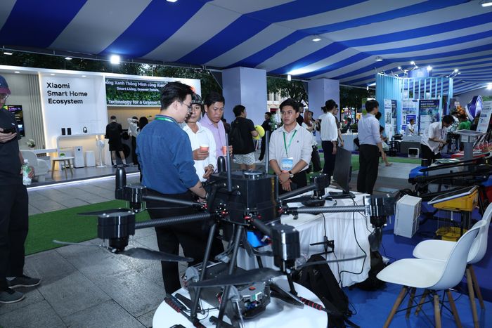 Trước yêu cầu này, TP.HCM cam kết tiếp tục cải thiện môi trường đầu tư, thúc đẩy ứng dụng công nghệ, phát triển chuỗi cung ứng xanh và tạo điều kiện để doanh nghiệp chuyển đổi sản xuất, nâng cao năng lực quản trị.