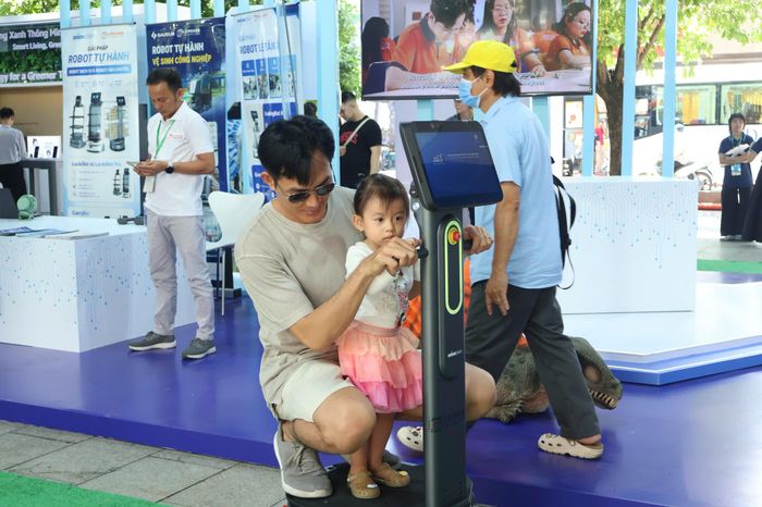 Sự kiện mở cửa miễn phí từ 10h - 22h hằng ngày, kéo dài đến hết ngày 29/10. Ngoài các khu trưng bày và trải nghiệm công nghệ, chương trình còn có những hoạt động văn hóa, nghệ thuật và thời trang Việt Nam, góp phần đưa các giải pháp tăng trưởng xanh đến gần hơn với cộng đồng.