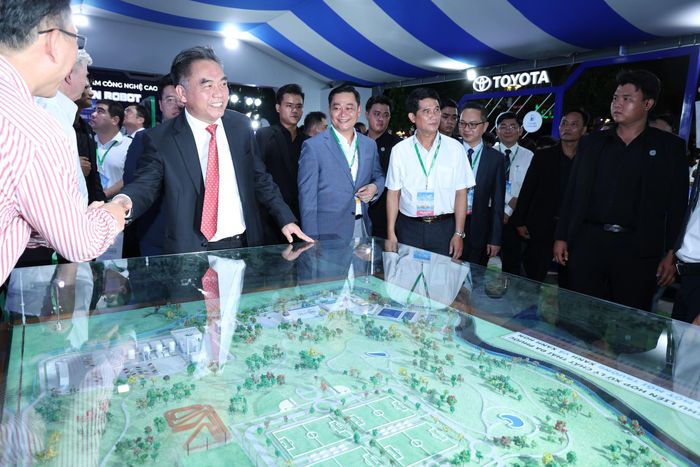 Theo ông Hà, trong 9 tháng đầu năm 2026, GRDP TP.HCM ước đạt 2,46 triệu tỷ đồng, tăng 9,06% so với cùng kỳ năm trước. Chỉ số sản xuất công nghiệp tăng 10,9%; thu hút vốn đầu tư nước ngoài đạt hơn 17,8 tỷ USD, tăng 323,1%. Tuy nhiên, thành phố cũng đối mặt với áp lực cạnh tranh và các tiêu chuẩn ngày càng khắt khe về môi trường, xã hội và quản trị (ESG).