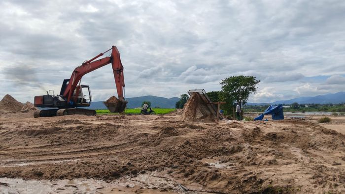 Khai thác cát tại mỏ cát xã Ia Tul (Gia Lai) để phục vụ xây dựng cao tốc Quy Nhơn - Pleiku. (Ảnh: Trần Đình).