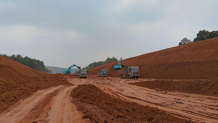 Khai thác đất triển khai xây dựng Cao tốc Quy Nhơn - Pleiku tại dự án thành phần 3. (Ảnh: T.V.Y).