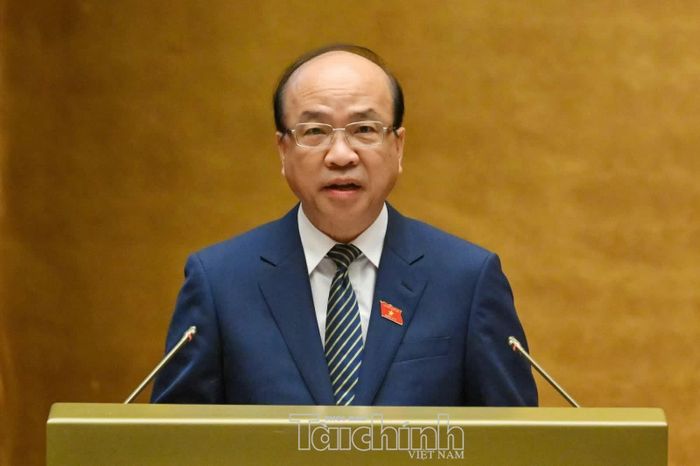 Chủ nhiệm Ủy ban Pháp luật và Tư pháp Phan Chí Hiếu trình bày báo cáo thẩm tra tại Quốc hội. Ảnh: Đức Thanh